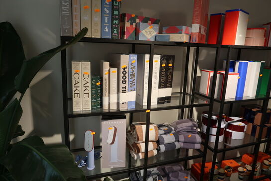 Reol med glashylder uden indhold