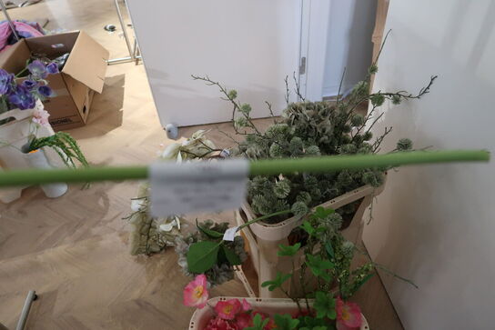 Kasse med div. Kunstige blomster