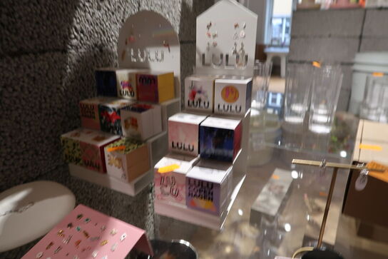 2 stk. stativer med div. Ørestikker