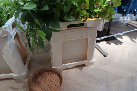 Kasse med div. Kunstige blomster