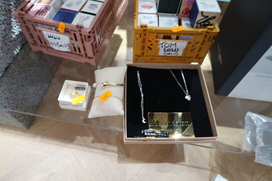 Div. Halskæder, armbånd samt ring MAANESTEN