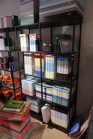 Reol med glashylder uden indhold