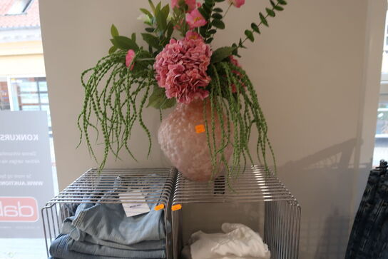 Vase FERM LIVING med div. Kunstige blomster