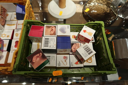 2 stk. kasser med div. Ørestikker