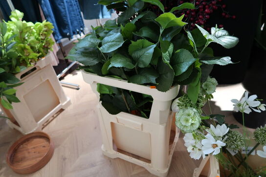 Kasse med div. Kunstige blomster