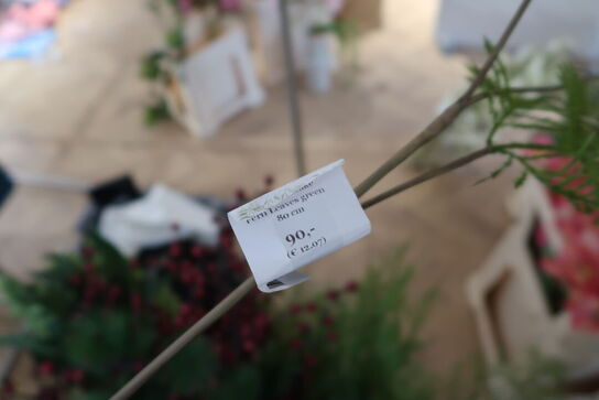 Kasse med div. Kunstige blomster