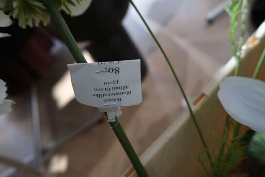 Kasse med div. Kunstige blomster