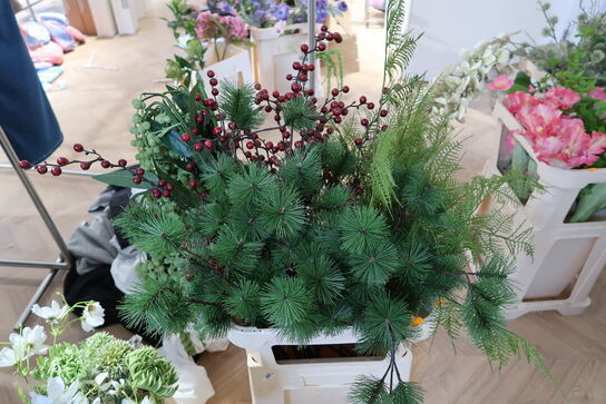 Kasse med div. Kunstige blomster