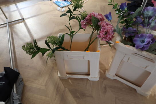 2 stk. kasser med div. kunstige blomster
