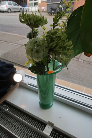 Vase med div. Kunstige blomster