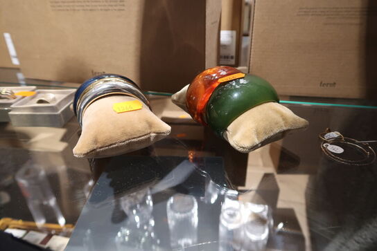 2 stk. puder med armbånd