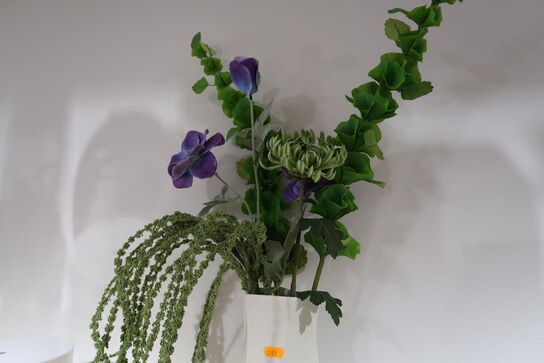 Vase FERM LIVING med div. Kunstige blomster