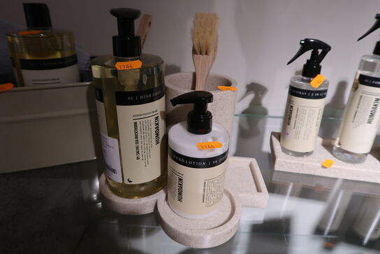 Bakke med sæbe, creme m.m. HUMDAKIN