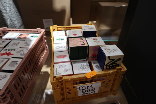 2 stk. kasser med div. Ørestikker