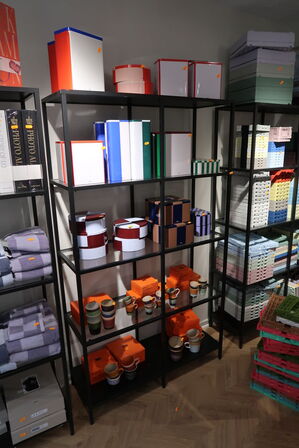 Reol med glashylder uden indhold