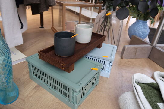 2 stk. plastikkasser HAY samt bakke med indhold