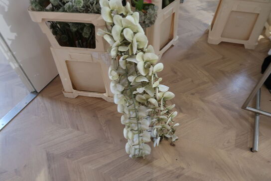 Kasse med div. Kunstige blomster