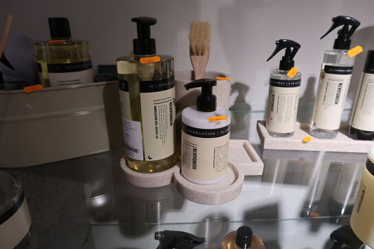 Bakke med sæbe, creme m.m. HUMDAKIN