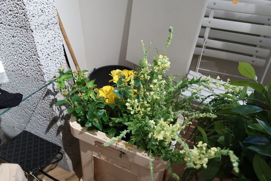 Kasse med div. Kunstige blomster