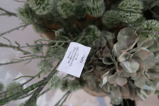 Kasse med div. Kunstige blomster