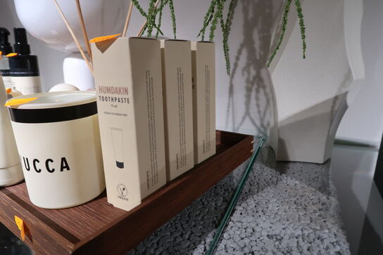 Tandpasta, fodcreme HUMDAKIN m.m.