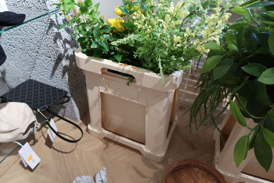 Kasse med div. Kunstige blomster