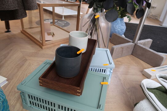 2 stk. plastikkasser HAY samt bakke med indhold