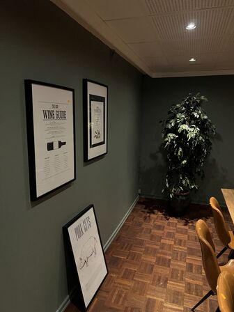 3 stk. indramninger samt kunstig plante i krukke