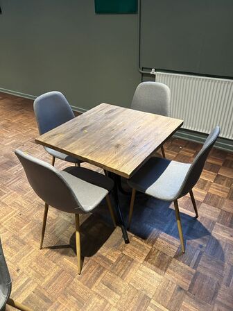 Bar/cafébord m. 4 stole