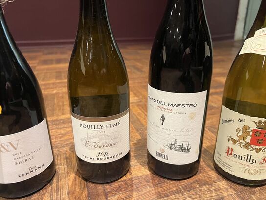 9 fl. blandet vin bl.a. POUILLY FUME & COTES DU RHONE