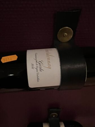 18 stk. vinophæng inkl. vin