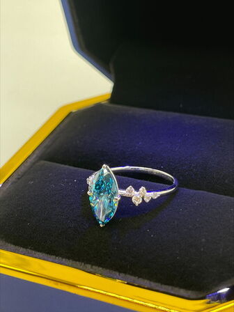 Marquise Brilliant Diamantring – 2.01 ct Fancy Vivid Blue, VS2 – IGI Certified