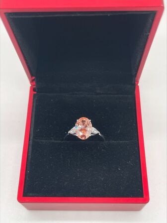 Fancy Vivid Pink Diamantring – 3.12 ct. ttl. Oval Brilliant, VS2 – IGI Certified