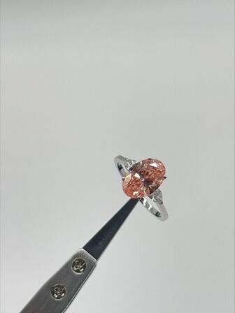 Fancy Vivid Pink Diamantring – 3.12 ct. ttl. Oval Brilliant, VS2 – IGI Certified
