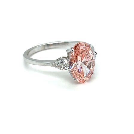 Fancy Vivid Pink Diamantring – 3.12 ct. ttl. Oval Brilliant, VS2 – IGI Certified