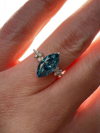 Marquise Brilliant Diamantring – 2.01 ct Fancy Vivid Blue, VS2 – IGI Certified