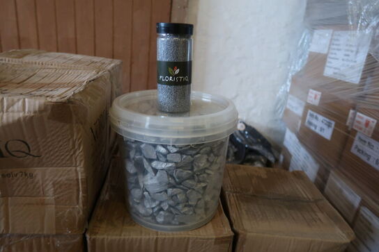 20 spande pyntesten 7 kg + 234 bøtter pyntesand 