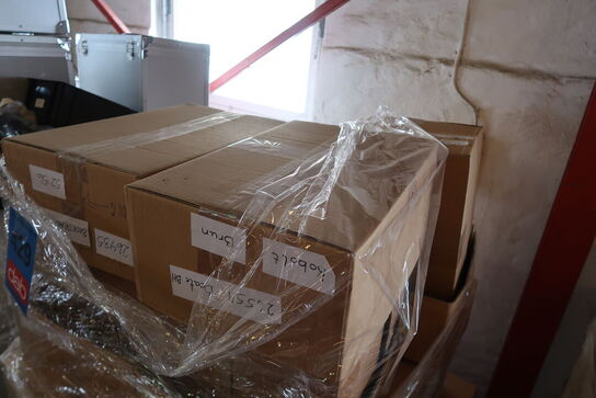 Palle med tomme papkasser 