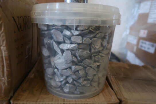 20 spande pyntesten 7 kg + 234 bøtter pyntesand 