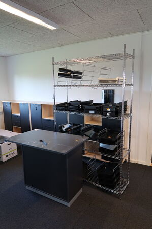 Reol med div. Kontorartikler samt bord