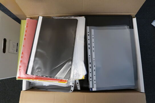 2 stk. kasser med kaffekander og kontorartikler