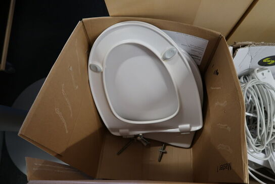 2 stk. kasser med forlængerledninger samt toiletbrætter