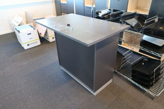 Reol med div. Kontorartikler samt bord