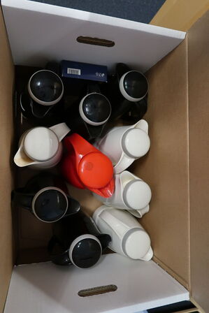 2 stk. kasser med kaffekander og kontorartikler