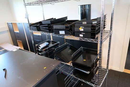 Reol med div. Kontorartikler samt bord