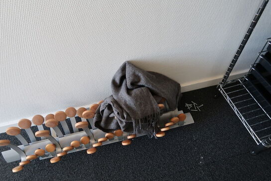 Reol med div. Kontorartikler samt knagerækker