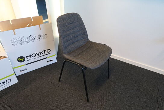 2 stk. kasser med forlængerledninger samt mødestol