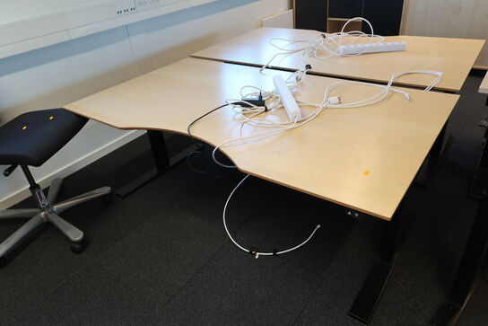 2 stk. el. hæve/sænke skriveborde KINNARPS et mangler bordplade