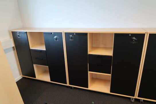 3 stk. reoler/skabe HOLMRIIS samt el. hæve/sænke skrivebord (defekt)