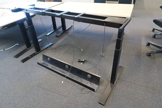 2 stk. el. hæve/sænke skriveborde KINNARPS et mangler bordplade